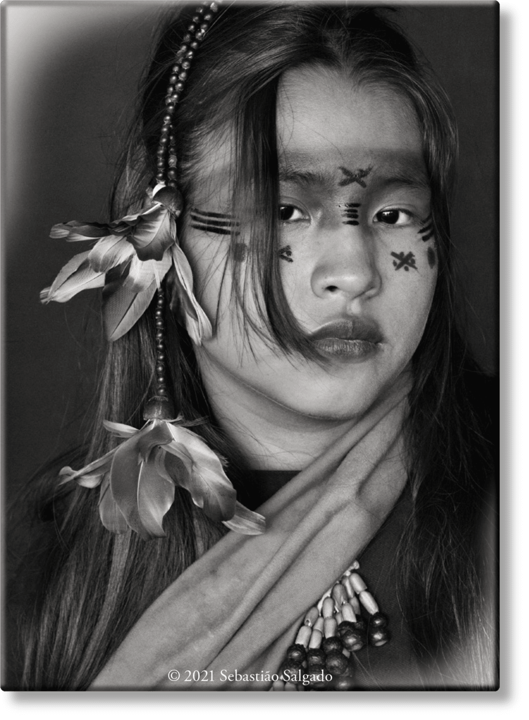 Taschen Salgado. Amazônia. Magnet ‘ashaninka Girl'