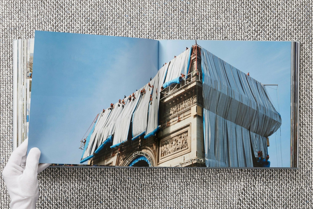 Christo and Jeanne-Claude. L'Arc de Triomphe, Wrapped, Paris - Image 10 of 16