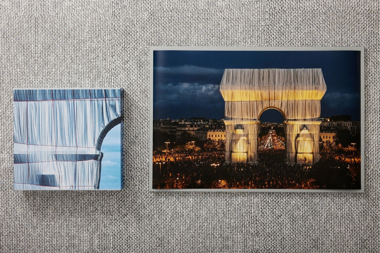 Christo and Jeanne-Claude. L'Arc de Triomphe, Wrapped, by Night. Art Edition No. 251-500 - Imagen 1 de 16