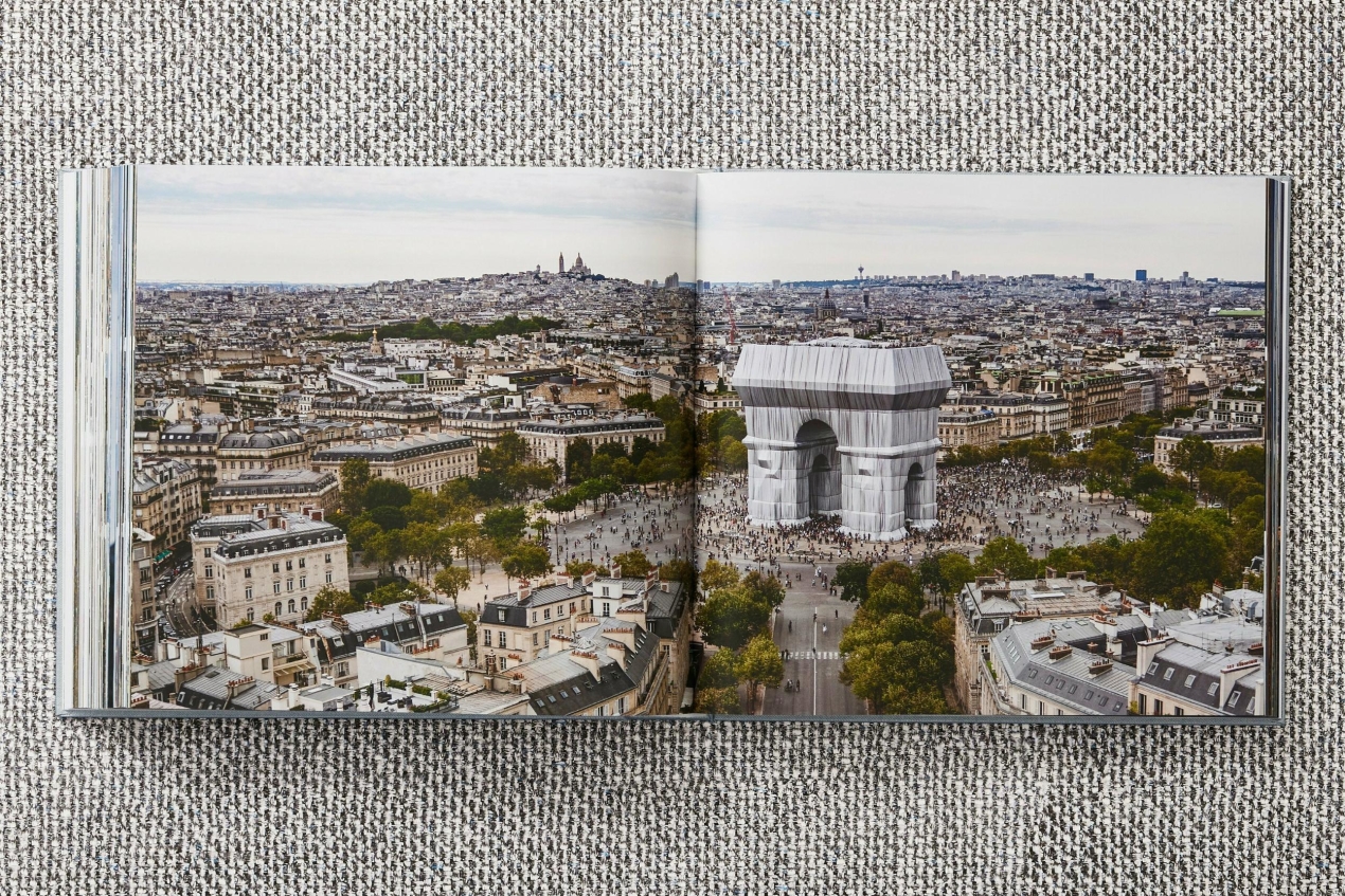Christo and Jeanne-Claude. L'Arc de Triomphe, Wrapped, by Day. Art Edition No. 1-250 - Immagine 13 di 17