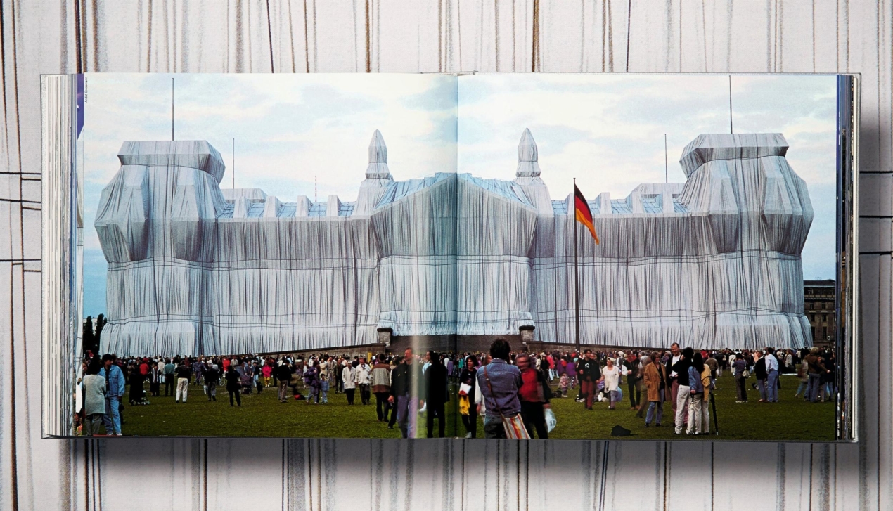 Christo and Jeanne-Claude. Wrapped Reichstag. Berlin 1971–1995 - Imagen 16 de 19