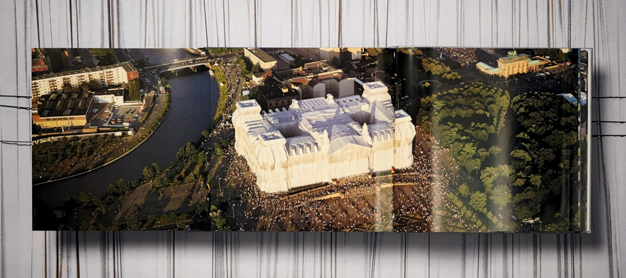 Christo and Jeanne-Claude. Wrapped Reichstag. Berlin 1971–1995 - Imagen 18 de 19