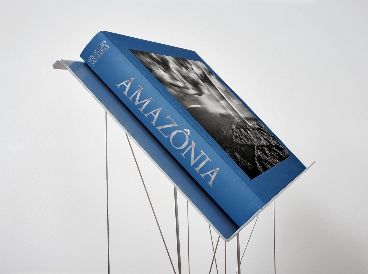 Sebastião Salgado. Amazônia, Art Edition No. 101–200 ‘Young Hatiri Suruwahá bathes in a backwater of the Pretão stream’ - Imagen 5 de 16