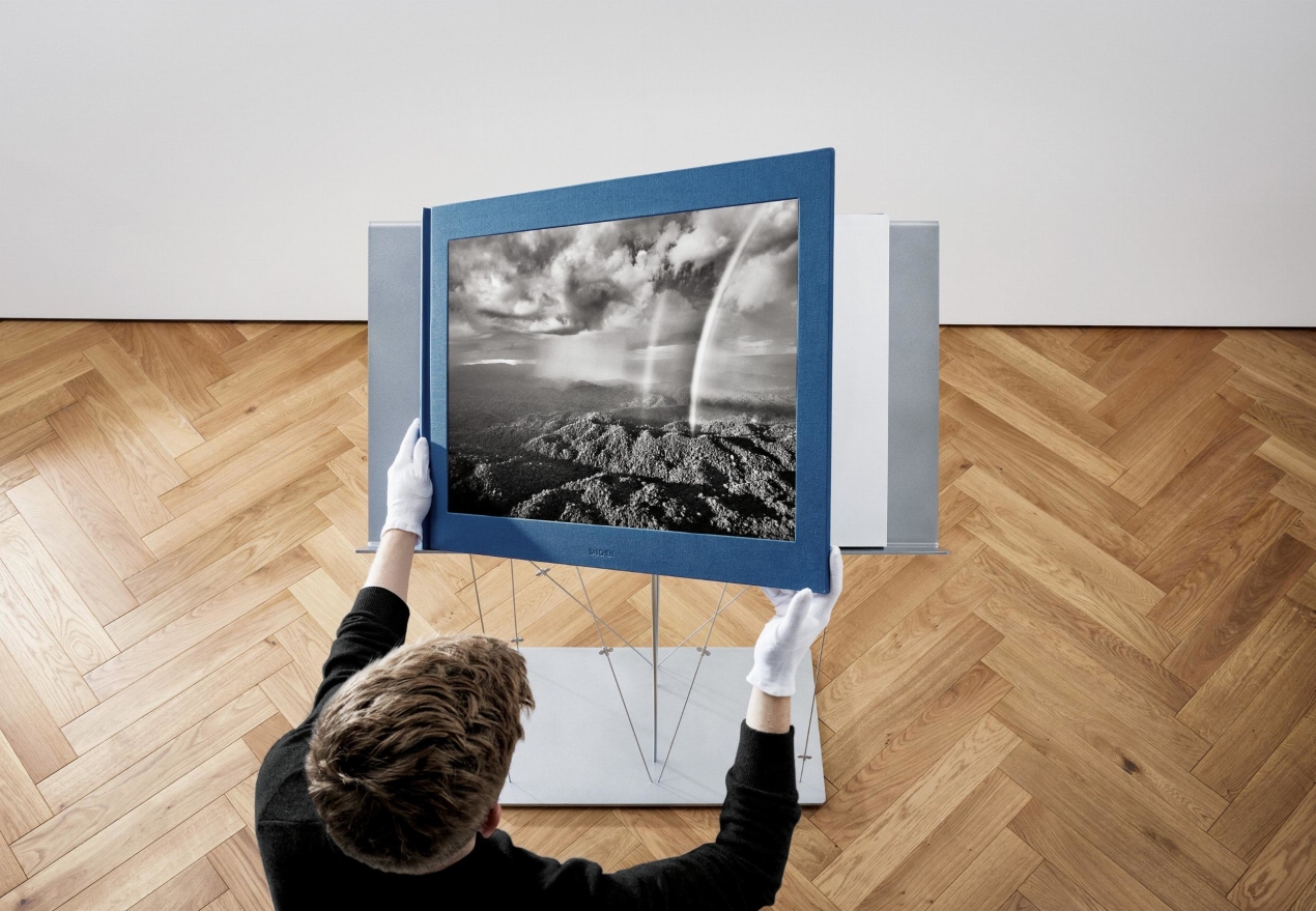 Sebastião Salgado. Amazônia, Art Edition No. 101–200 ‘Young Hatiri Suruwahá bathes in a backwater of the Pretão stream’ - Imagen 6 de 16
