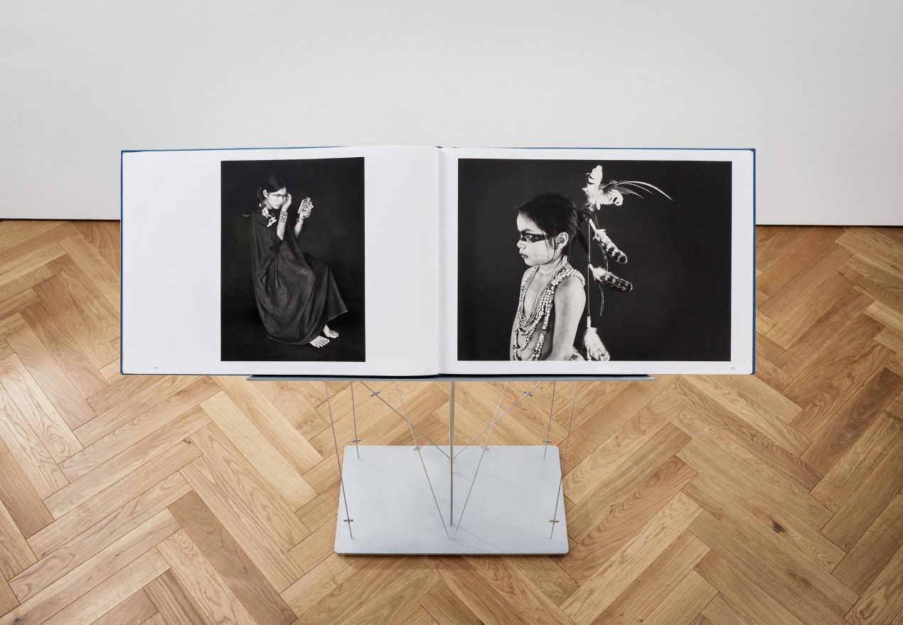 Sebastião Salgado. Amazônia, Art Edition No. 101–200 ‘Young Hatiri Suruwahá bathes in a backwater of the Pretão stream’ - Imagen 11 de 16