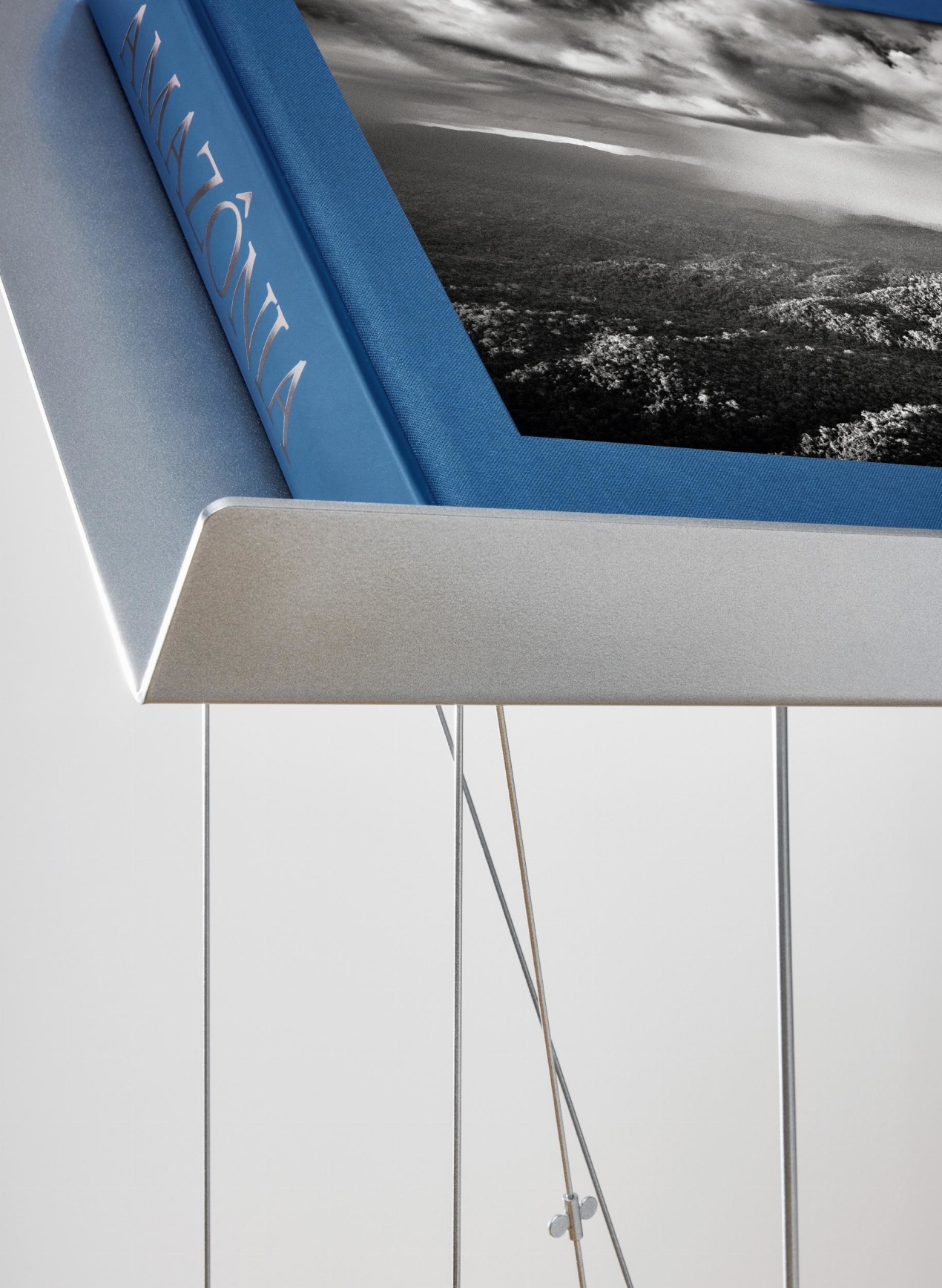 Sebastião Salgado. Amazônia, Art Edition No. 101–200 ‘Young Hatiri Suruwahá bathes in a backwater of the Pretão stream’ - Imagen 13 de 16