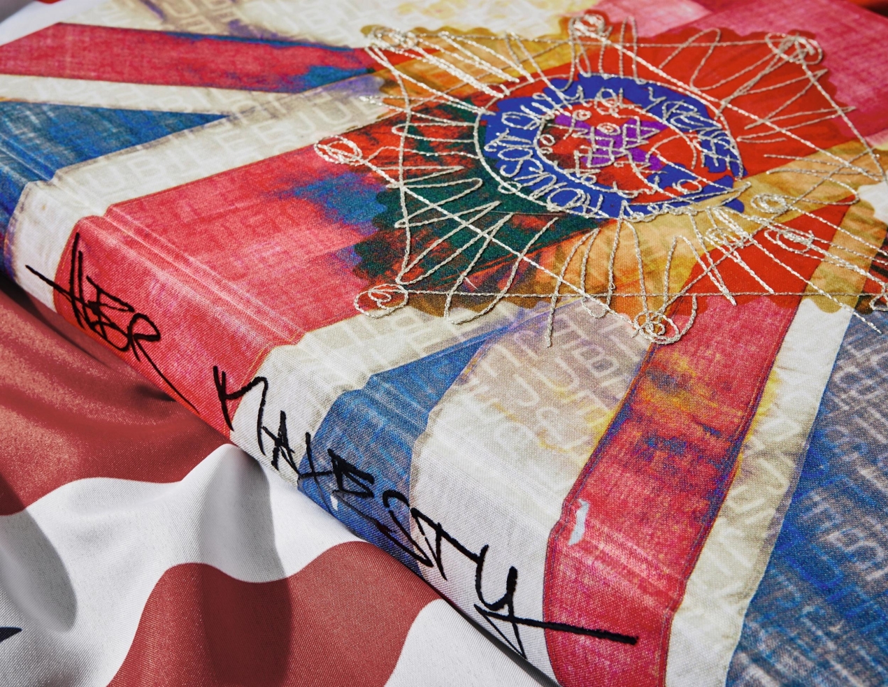 Her Majesty. Vivienne Westwood Edition No. 1–500. Harry Benson ‘Royal Greeting’ - Immagine 5 di 11