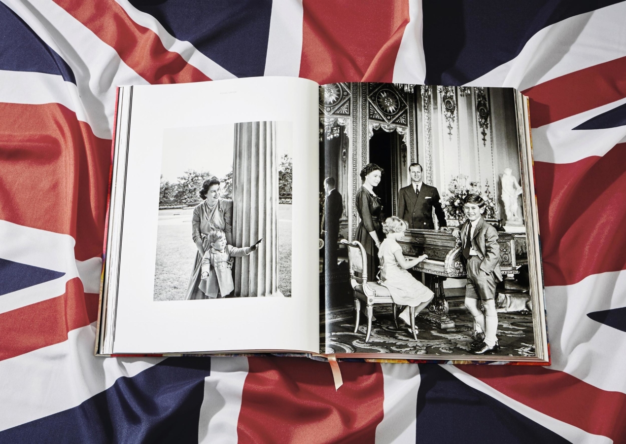 Her Majesty. Vivienne Westwood Edition No. 1–500. Harry Benson ‘Royal Greeting’ - Immagine 6 di 11