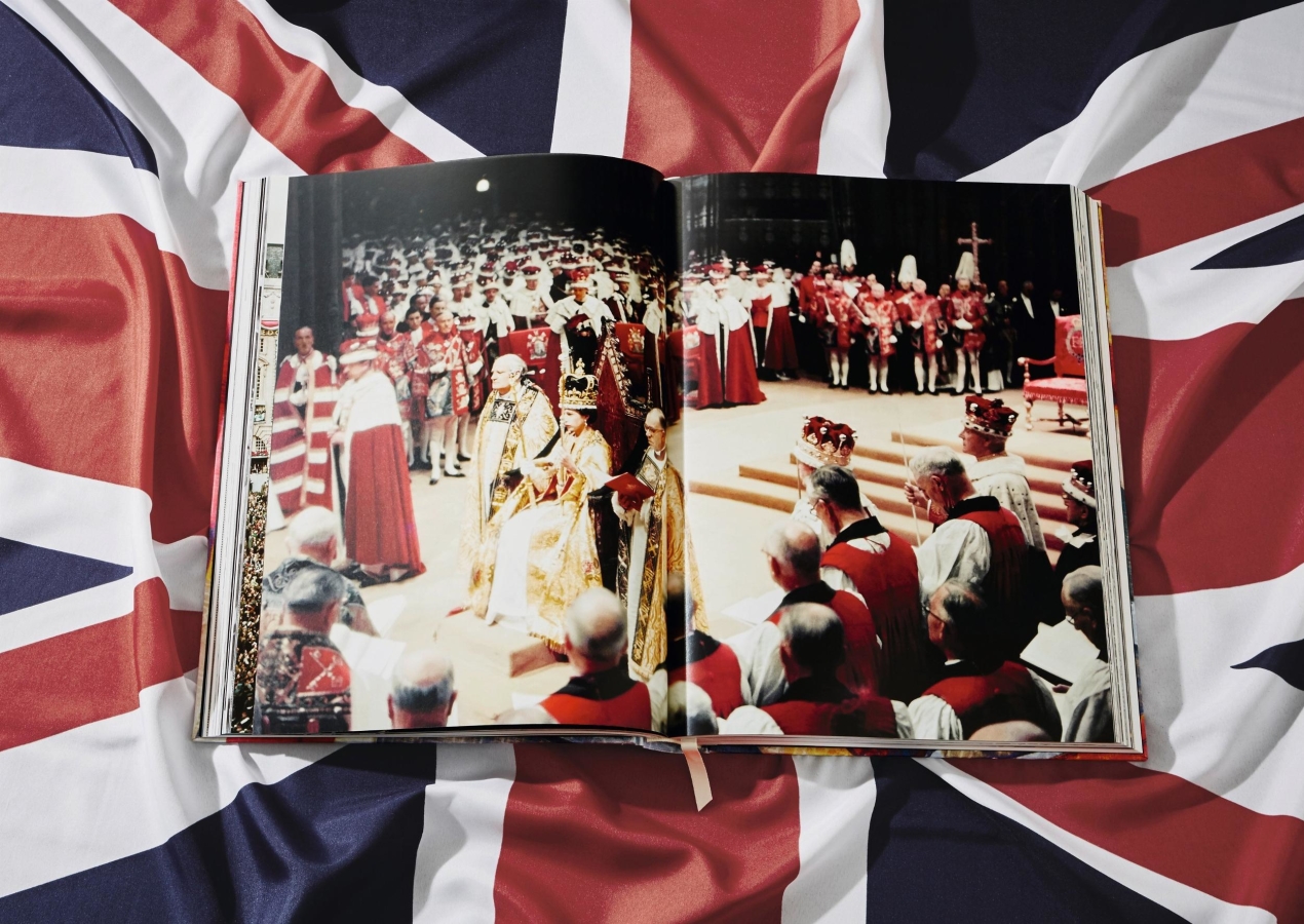 Her Majesty. Vivienne Westwood Edition No. 1–500. Harry Benson ‘Royal Greeting’ - Immagine 7 di 11