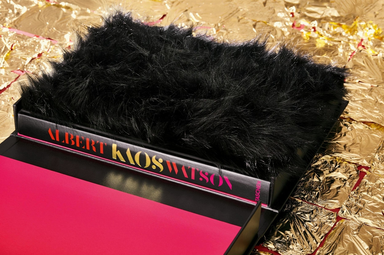 Albert Watson. Kaos - Image 4 of 21