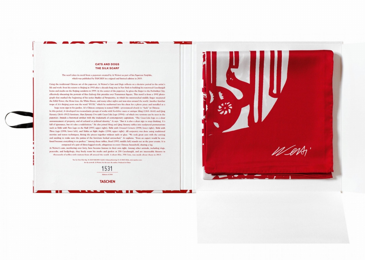 Ai Weiwei. The Silk Scarf ‘Cats and Dogs’ - Image 5 de 6