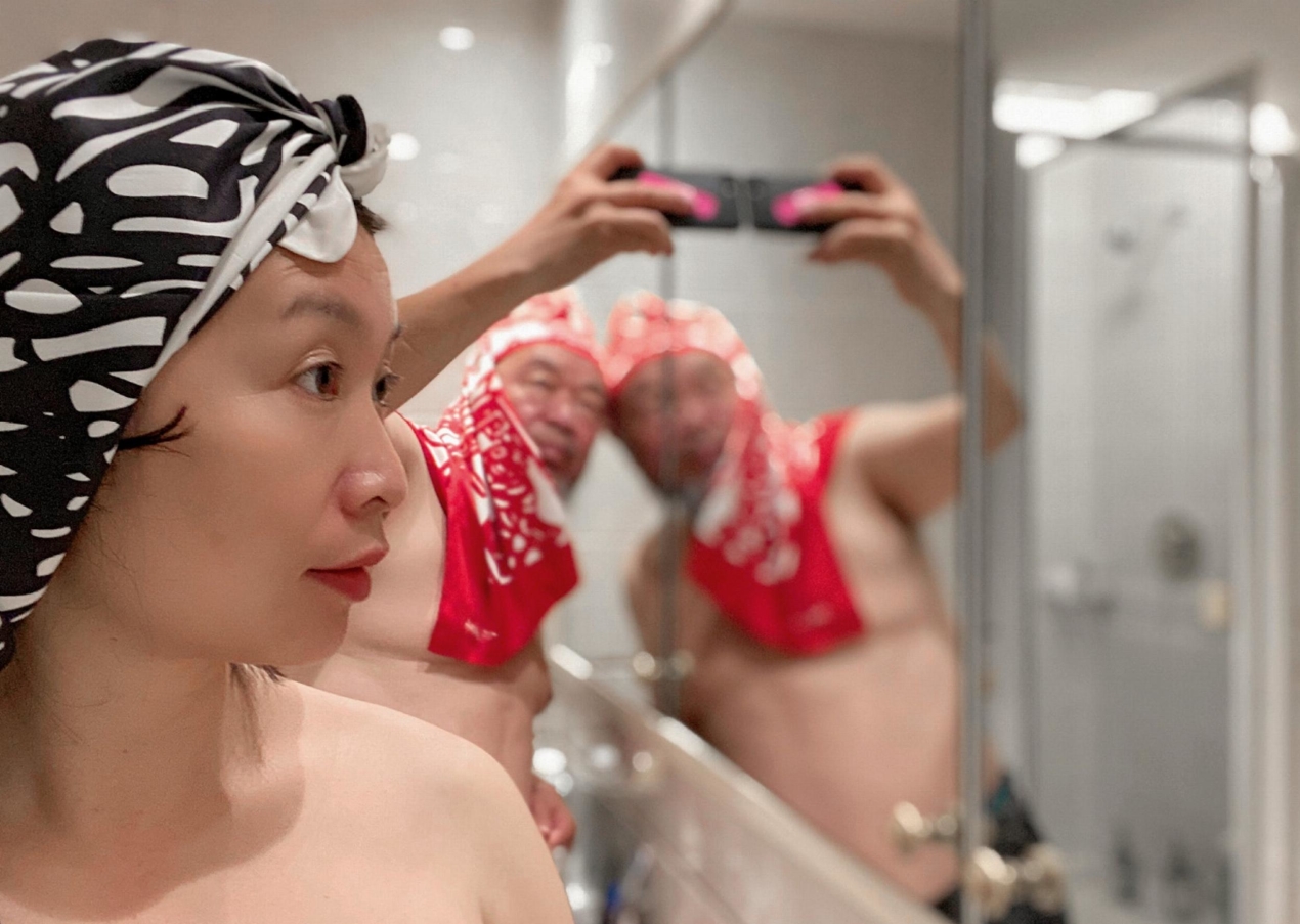 Ai Weiwei. The Silk Scarf ‘Haircut’ - Bild 2 von 6