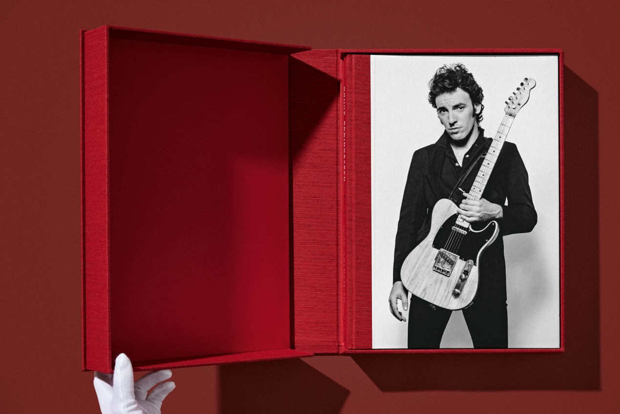 Lynn Goldsmith. Bruce Springsteen & The E Street Band. Art Edition No. 101–200 ‘Bruce with Mic Stand, 1978’ - Bild 4 von 20