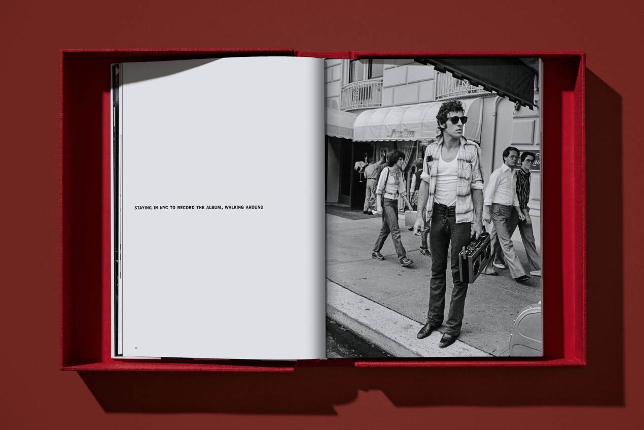 Lynn Goldsmith. Bruce Springsteen & The E Street Band. Art Edition No. 101–200 ‘Bruce with Mic Stand, 1978’ - Bild 6 von 20
