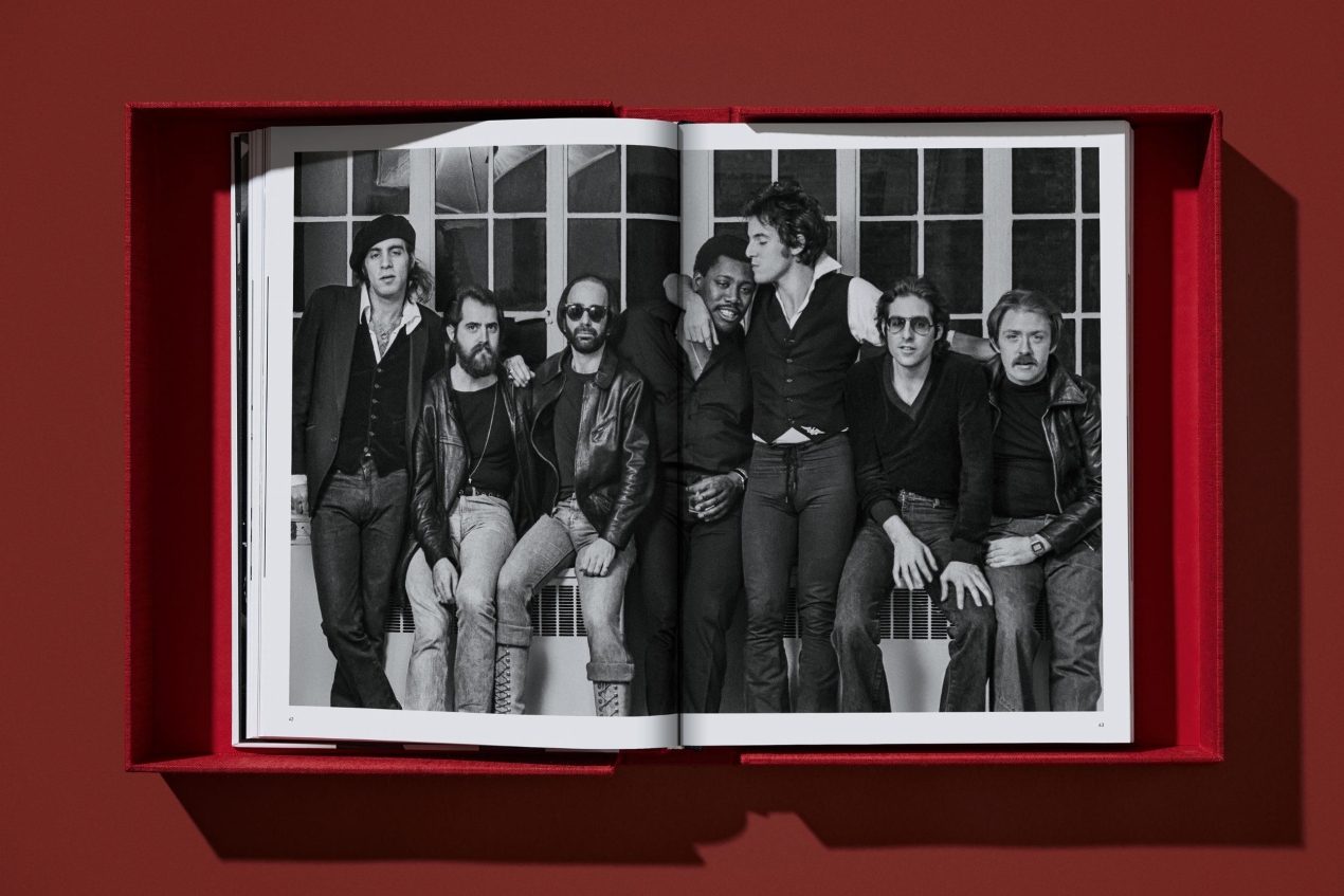 Lynn Goldsmith. Bruce Springsteen & The E Street Band. Art Edition No. 101–200 ‘Bruce with Mic Stand, 1978’ - Bild 8 von 20