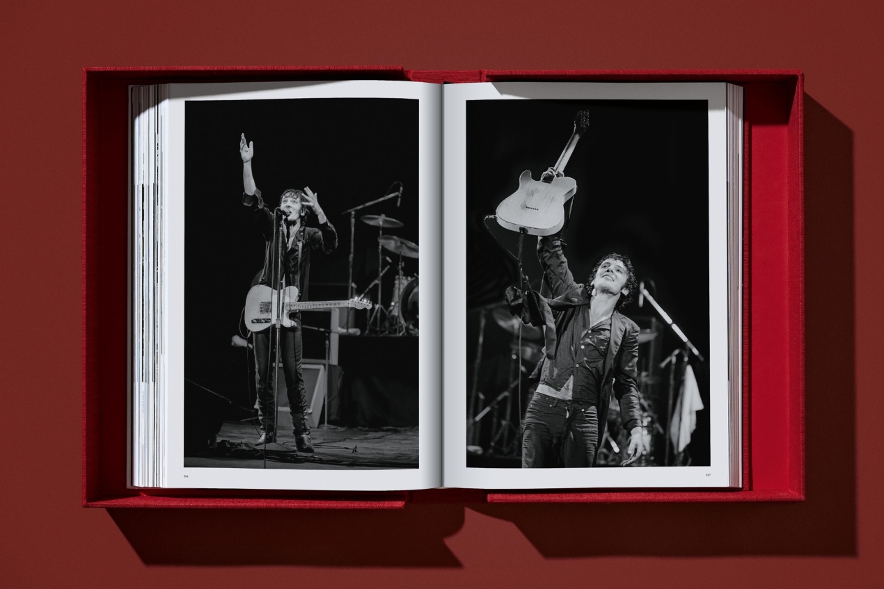 Lynn Goldsmith. Bruce Springsteen & The E Street Band. Art Edition No. 101–200 ‘Bruce with Mic Stand, 1978’ - Bild 15 von 20
