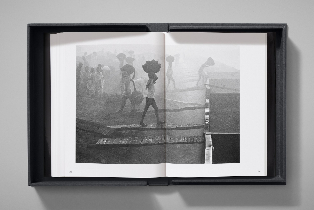 Sebastião Salgado. Workers. Art Edition No. 1–100 ‘Fishermen, Trapani, Italy, 1991’ - Imagen 12 de 18