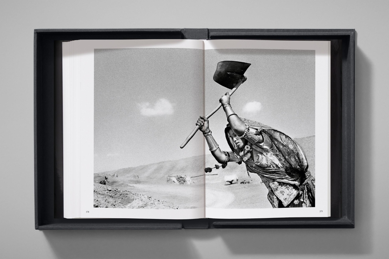 Sebastião Salgado. Workers. Art Edition No. 1–100 ‘Fishermen, Trapani, Italy, 1991’ - Imagen 15 de 18