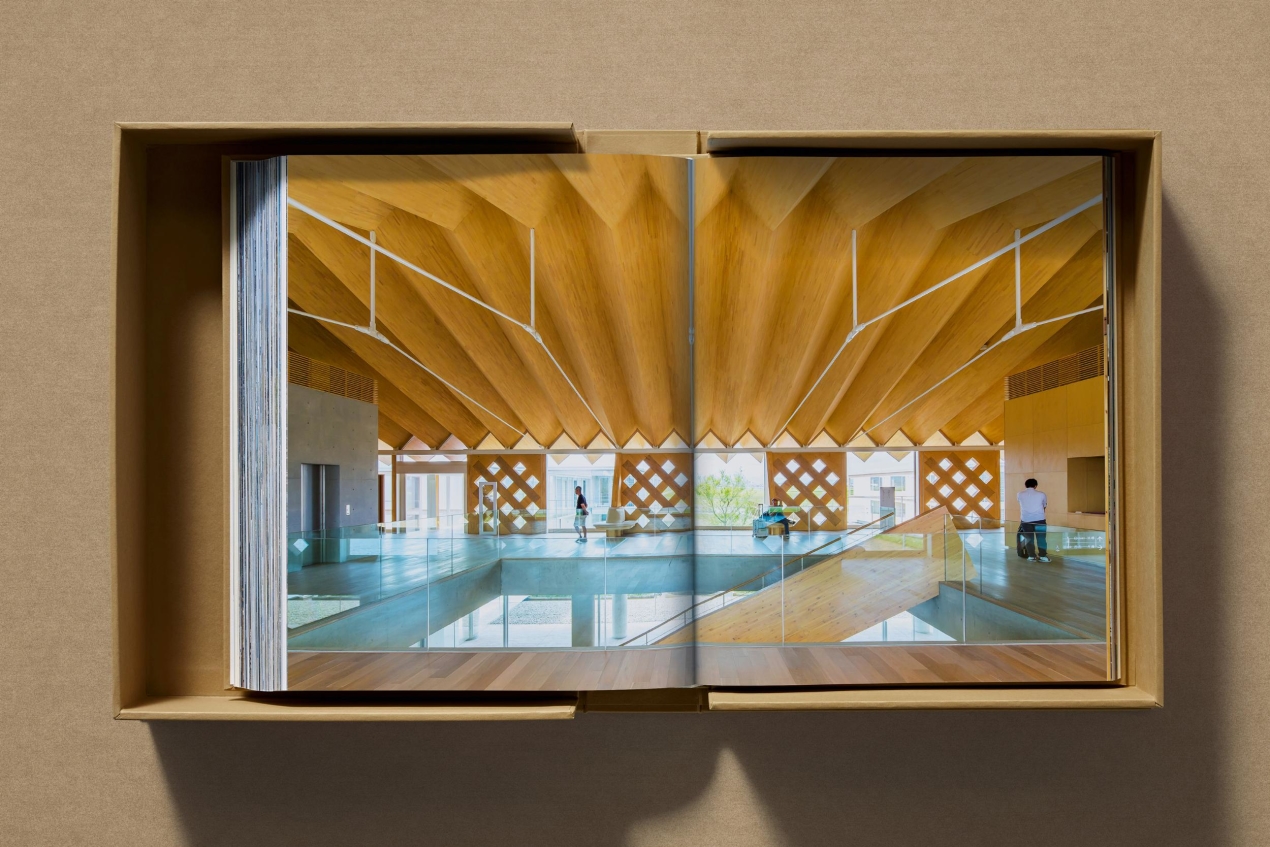 Shigeru Ban. Complete Works 1985–Today. Art Edition ‘Bamboo Gridshell Roof’, 2023 - Bild 30 von 33