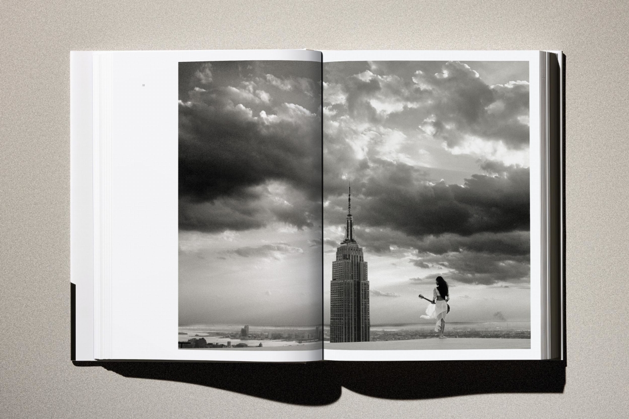 Albert Watson. Kaos. 2nd Edition. Art Edition No. 151–200, 'Keith Richards, New York City', 1988 - Image 16 of 31