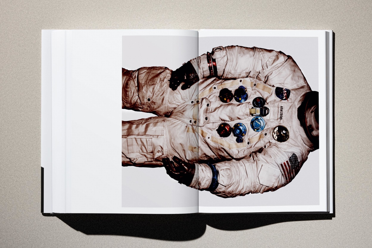 Albert Watson. Kaos. 2nd Edition. Art Edition No. 151–200, 'Keith Richards, New York City', 1988 - Image 30 of 31