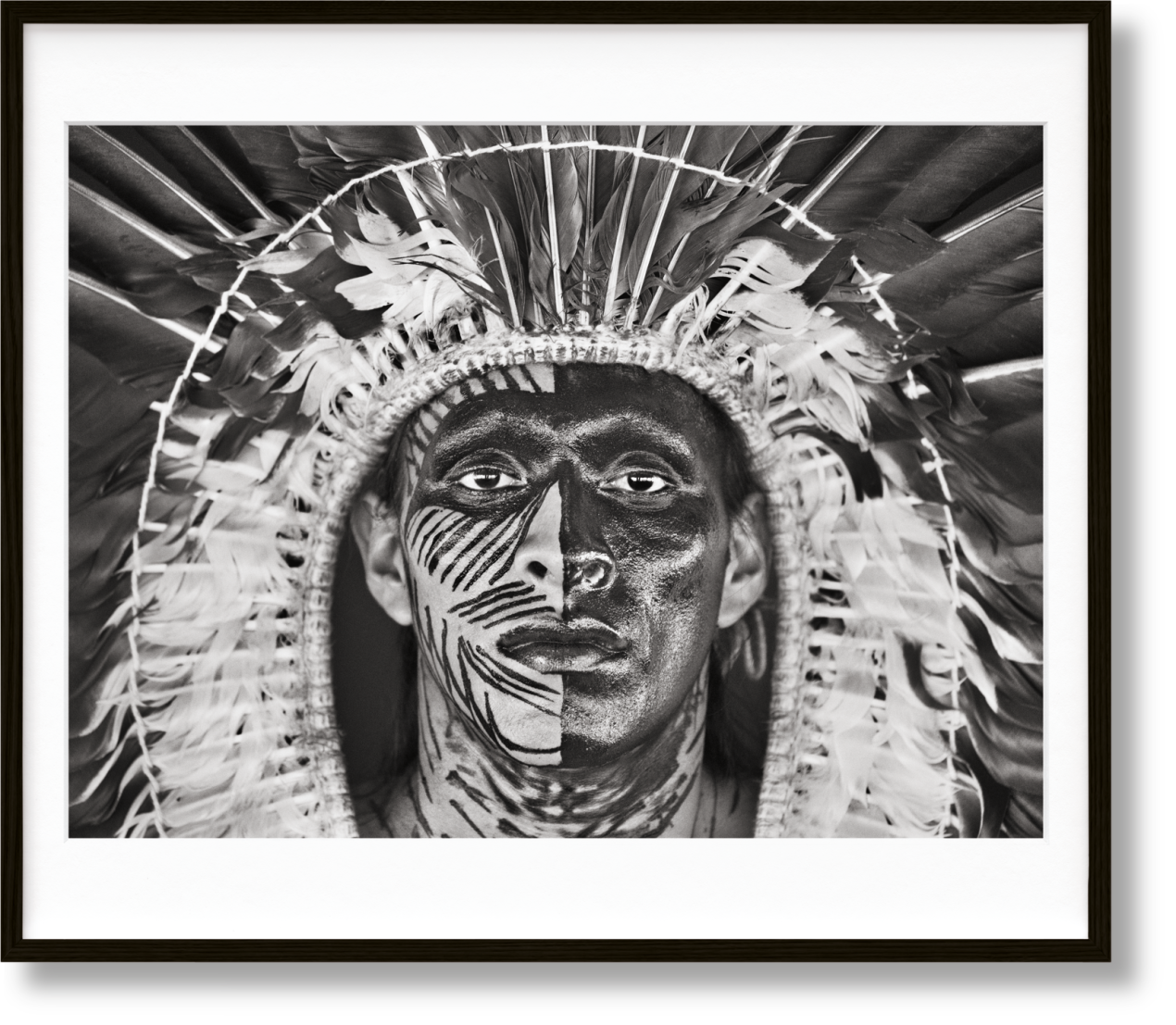 Sebastião Salgado. Amazônia, Art Edition No. 1–100 ‘Adão Yawanawá in a headdress of eagle feathers’ - Bild 1 von 16