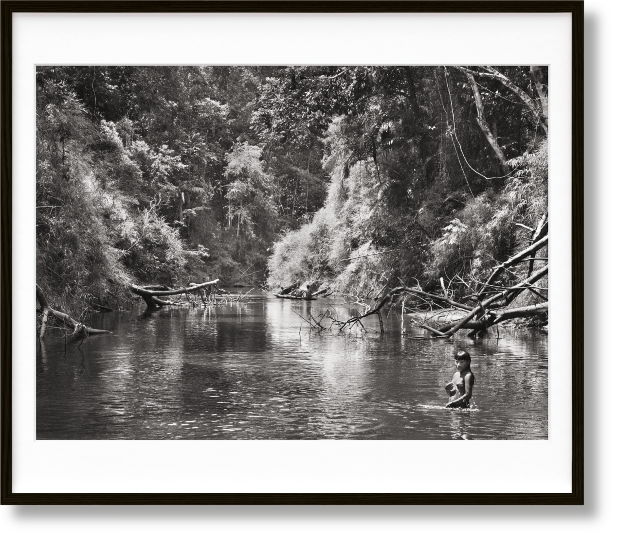 Sebastião Salgado. Amazônia, Art Edition No. 101–200 ‘Young Hatiri Suruwahá bathes in a backwater of the Pretão stream’ - Imagen 1 de 16