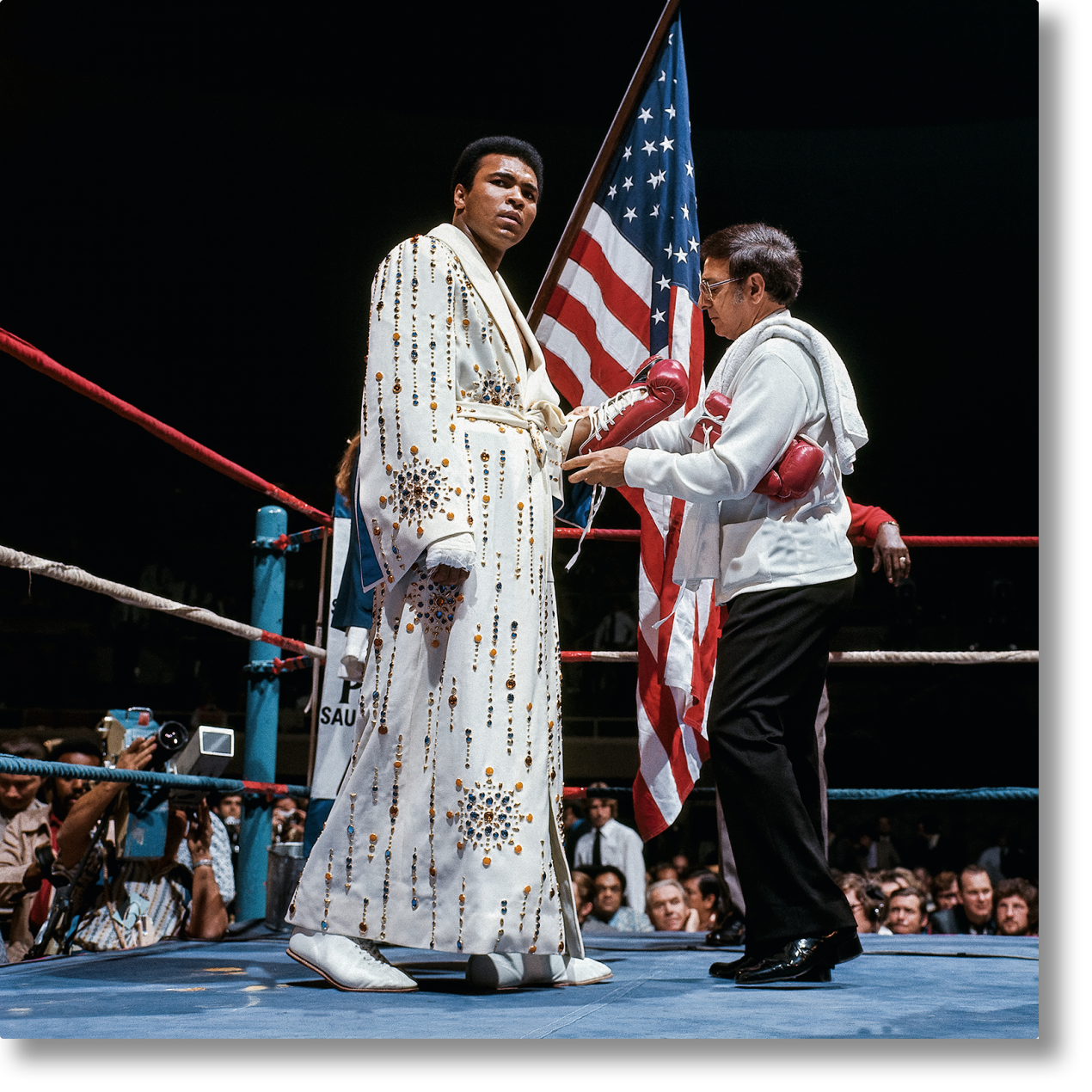 Neil Leifer. Homage to Ali. ‘Ali vs. Bugner, Fit for a King, 1973’ - Image 1 de 5