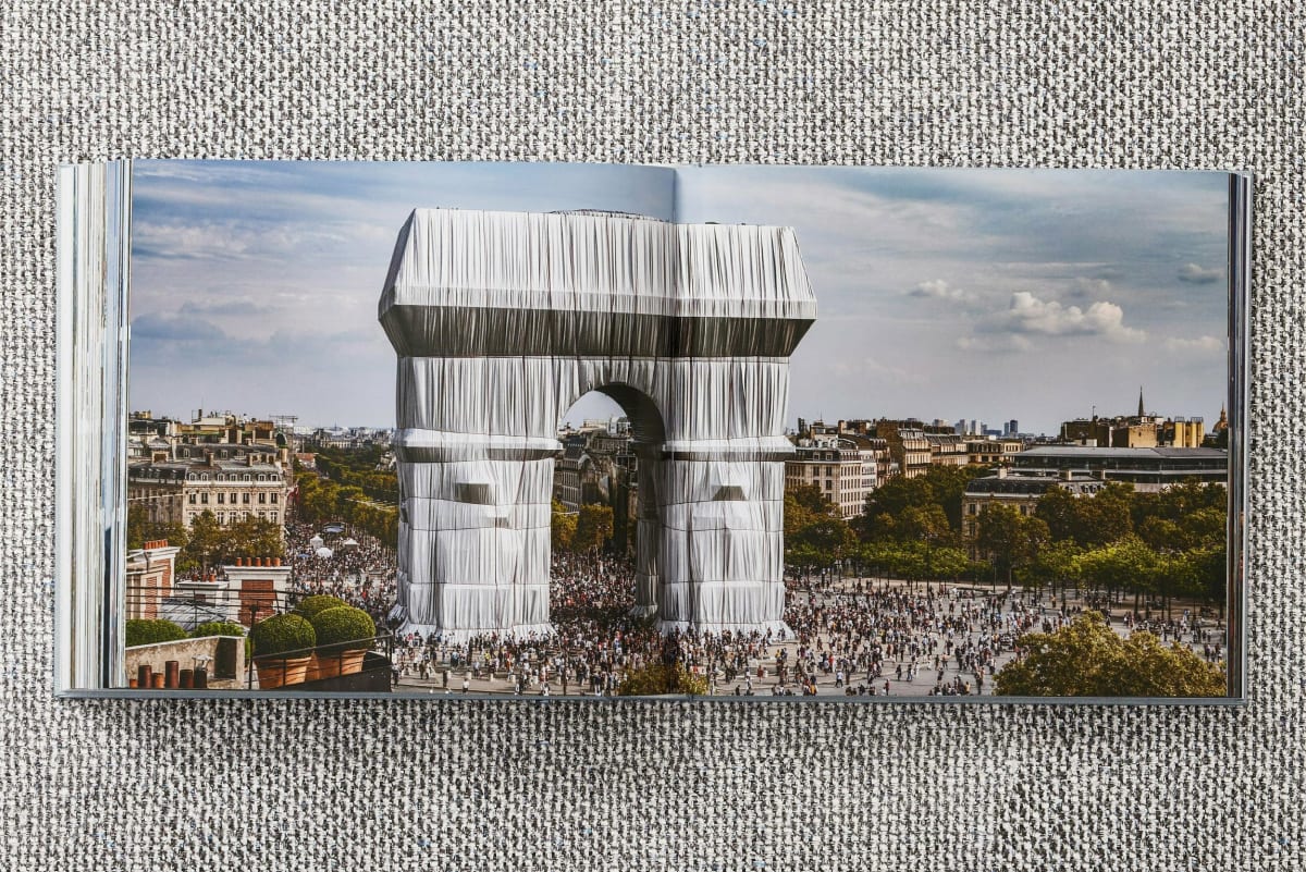 Christo and Jeanne-Claude. L'Arc de Triomphe, Wrapped, Paris