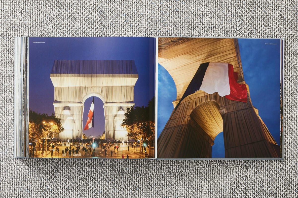 Christo and Jeanne-Claude. L'Arc de Triomphe, Wrapped, by Night. Art Edition No. 251-500