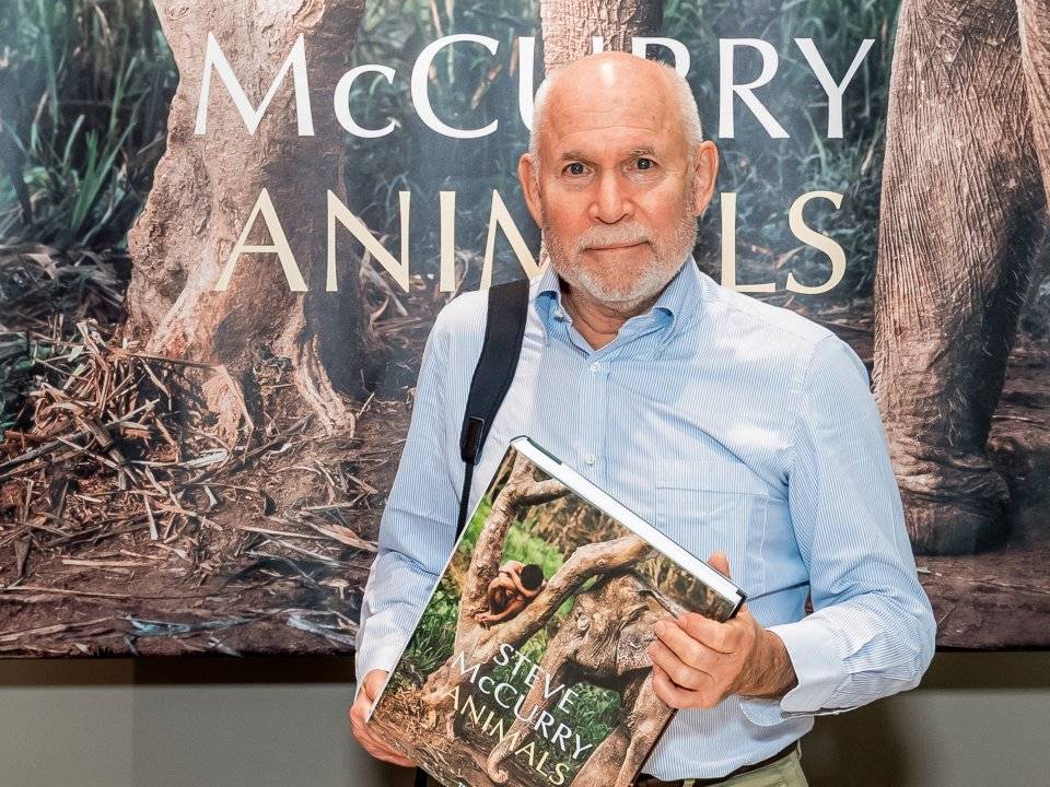 Steve McCurry in Hong Kong - A book signing with the photographer