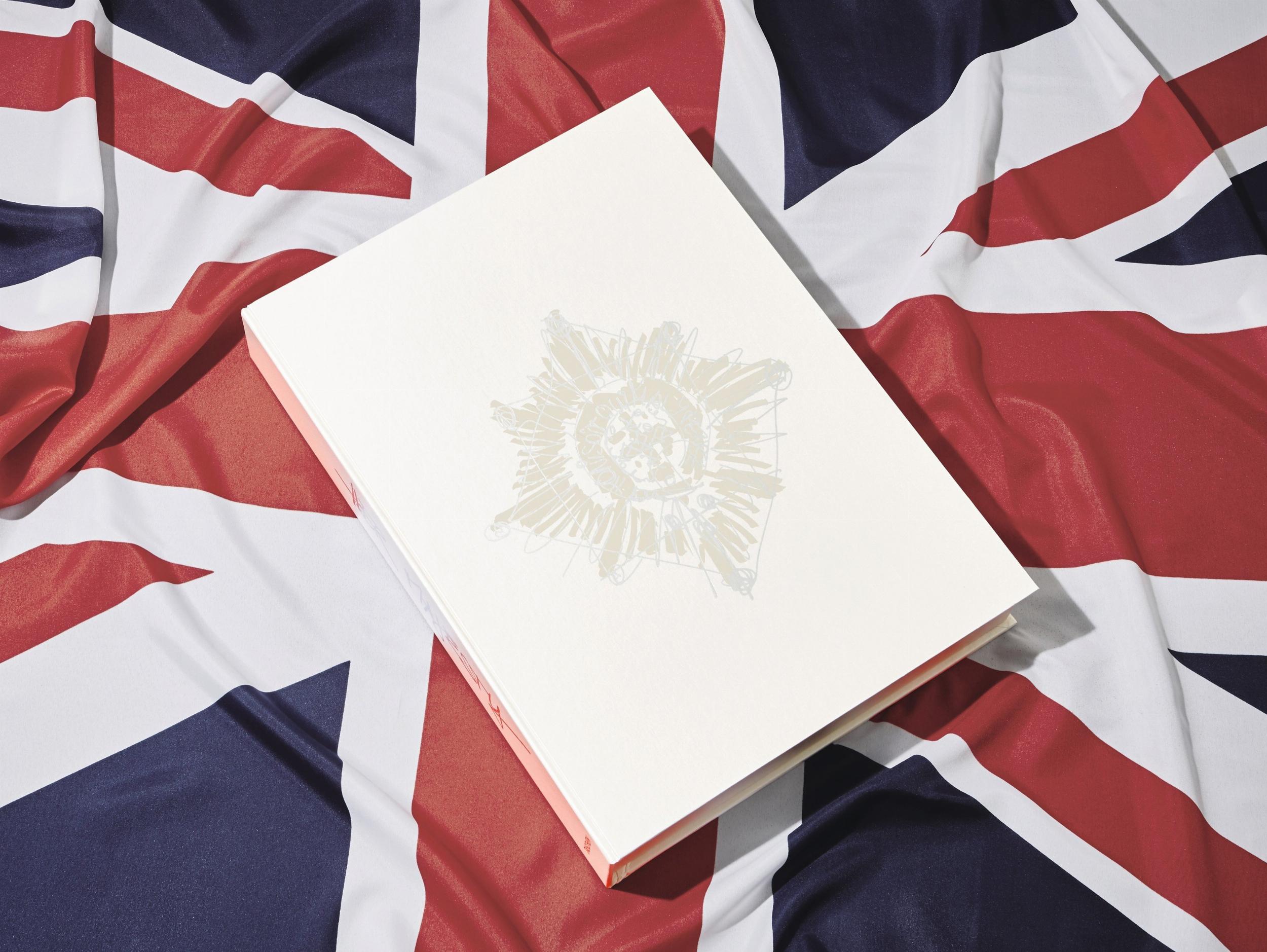 Her Majesty. Vivienne Westwood Edition No. 501–1,000. Harry Benson ‘Royal Departure’ - Imagen 2 de 11