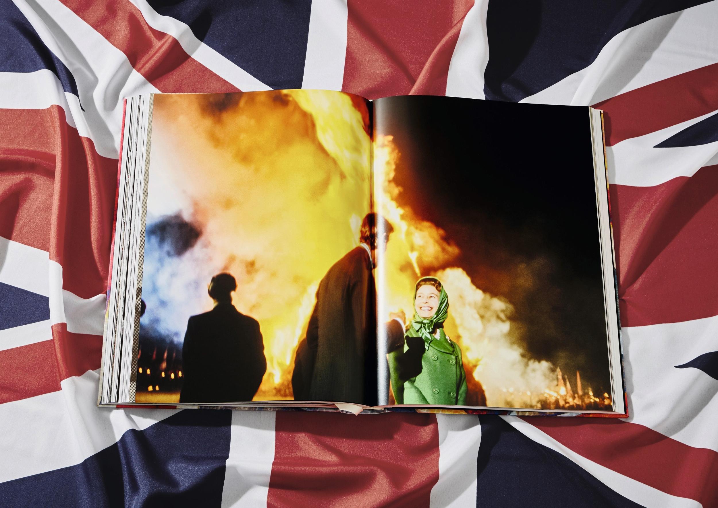 Her Majesty. Vivienne Westwood Edition No. 501–1,000. Harry Benson ‘Royal Departure’ - Imagen 10 de 11