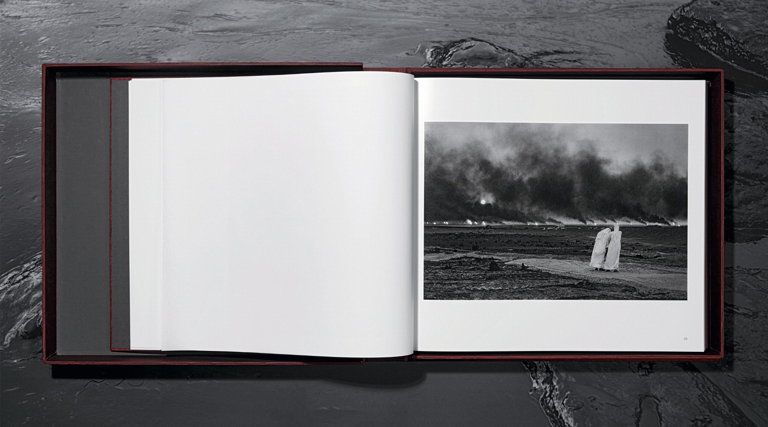 Sebastião Salgado. Kuwait. A Desert on Fire - Image 5 de 17