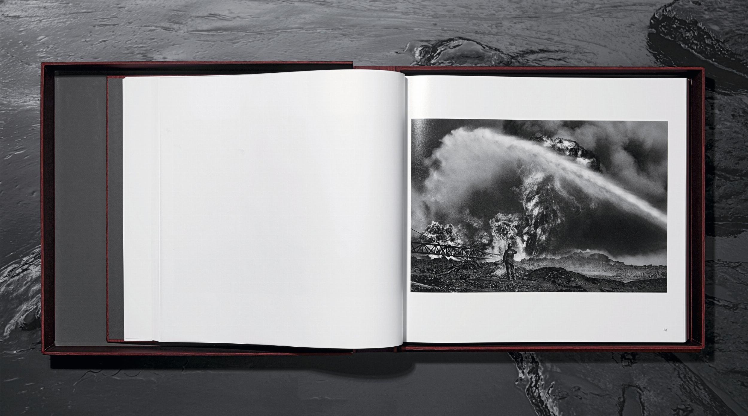 Sebastião Salgado. Kuwait. A Desert on Fire - Image 6 de 17