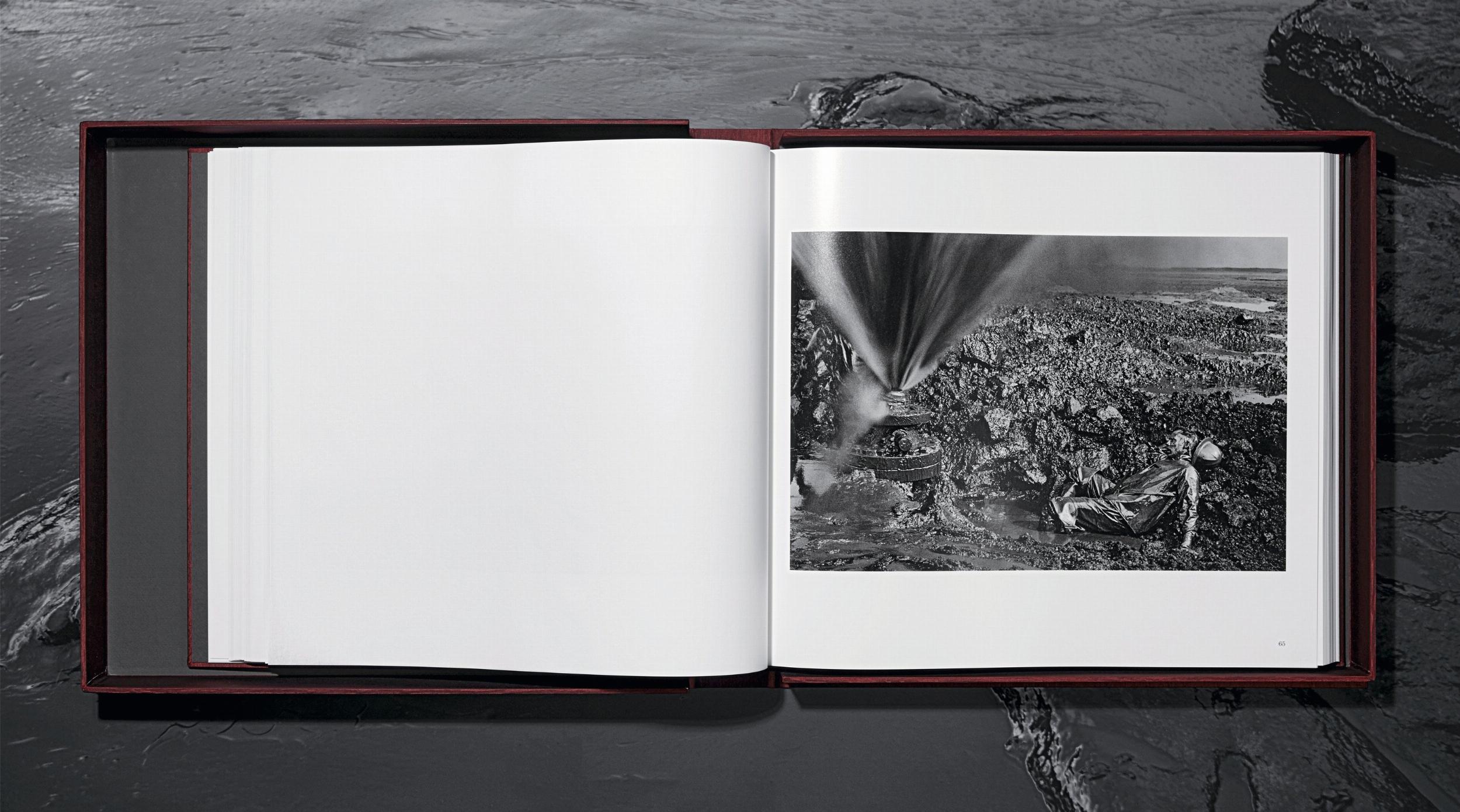 Sebastião Salgado. Kuwait. A Desert on Fire - Image 8 de 17