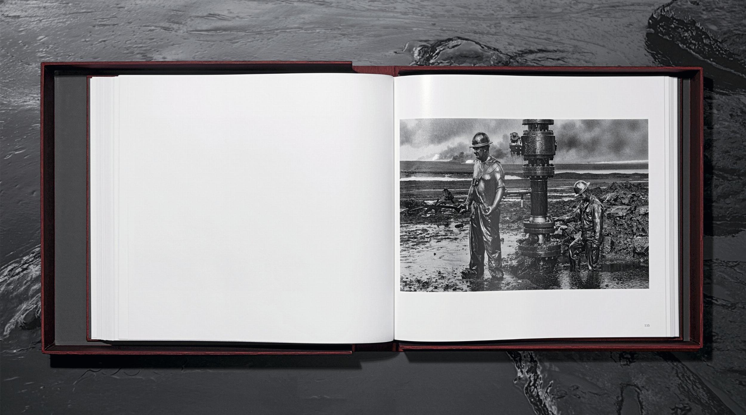 Sebastião Salgado. Kuwait. A Desert on Fire - Image 11 de 17