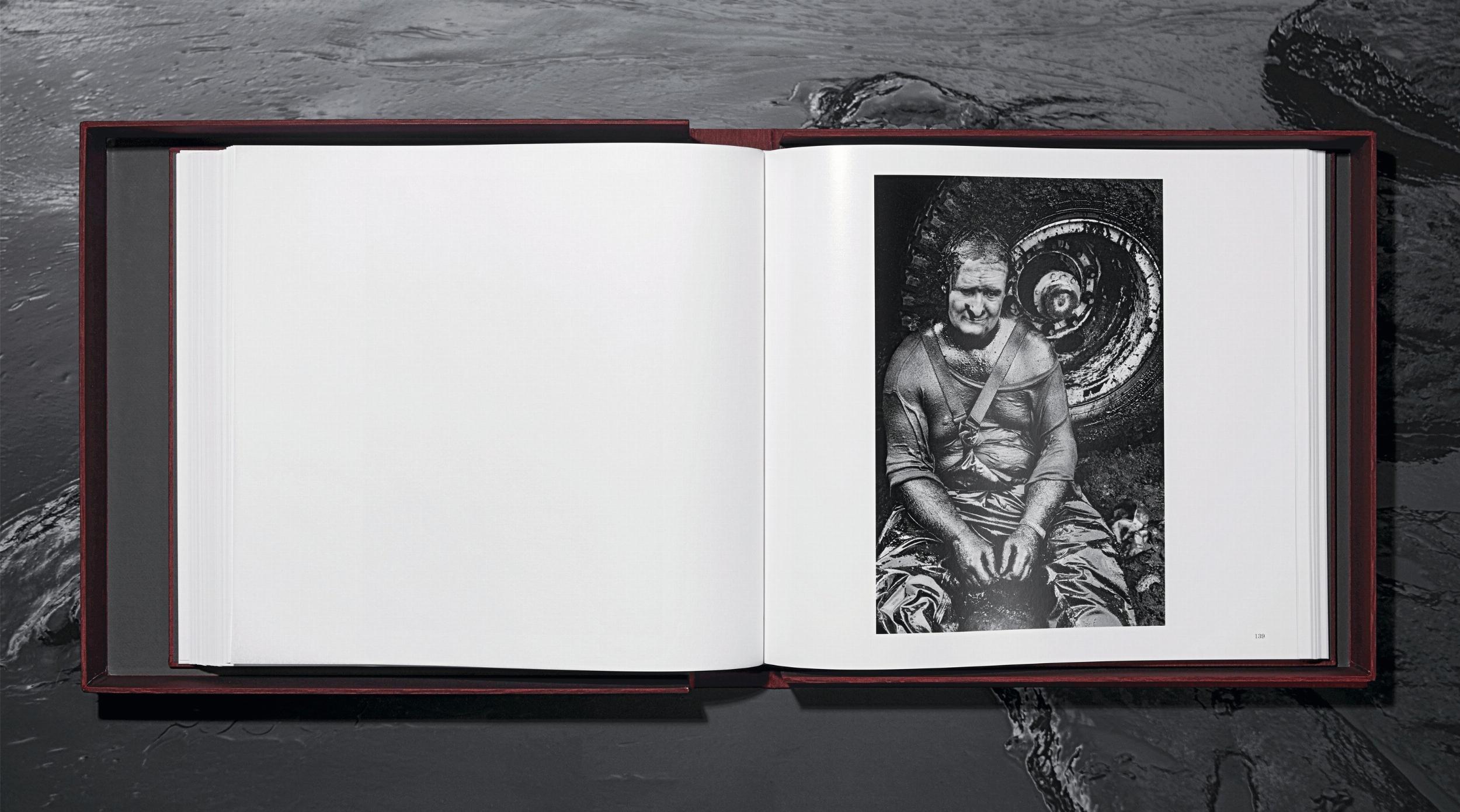 Sebastião Salgado. Kuwait. A Desert on Fire - Image 12 de 17