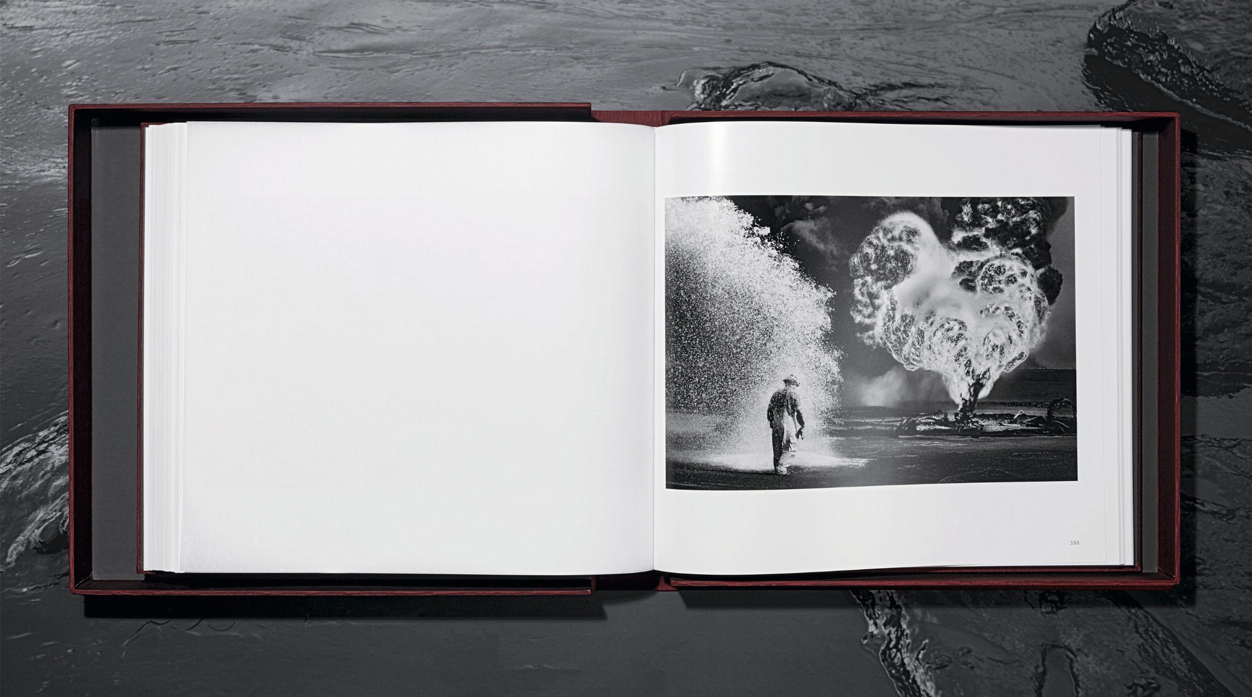 Sebastião Salgado. Kuwait. A Desert on Fire - Image 13 de 17