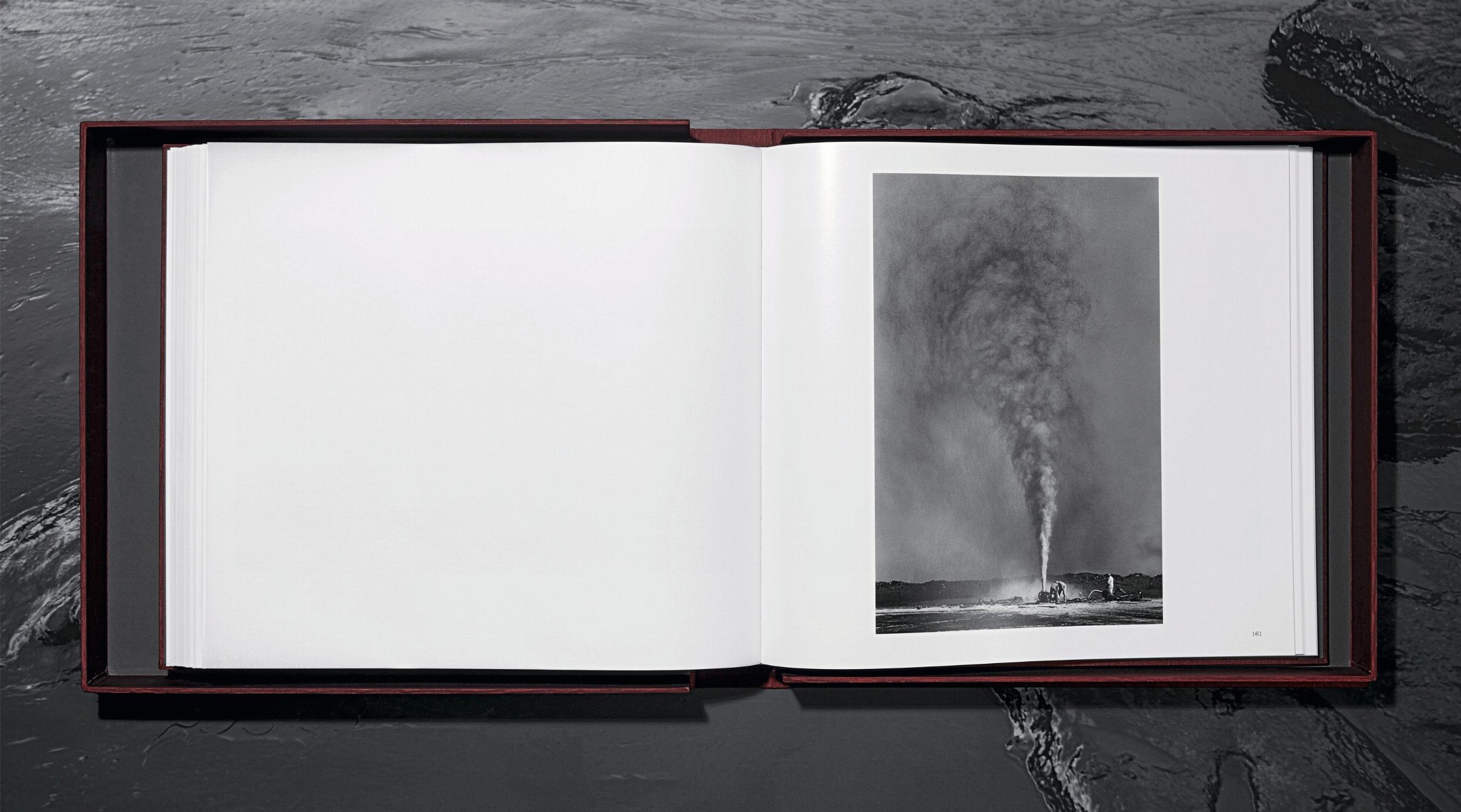 Sebastião Salgado. Kuwait. A Desert on Fire - Image 14 de 17