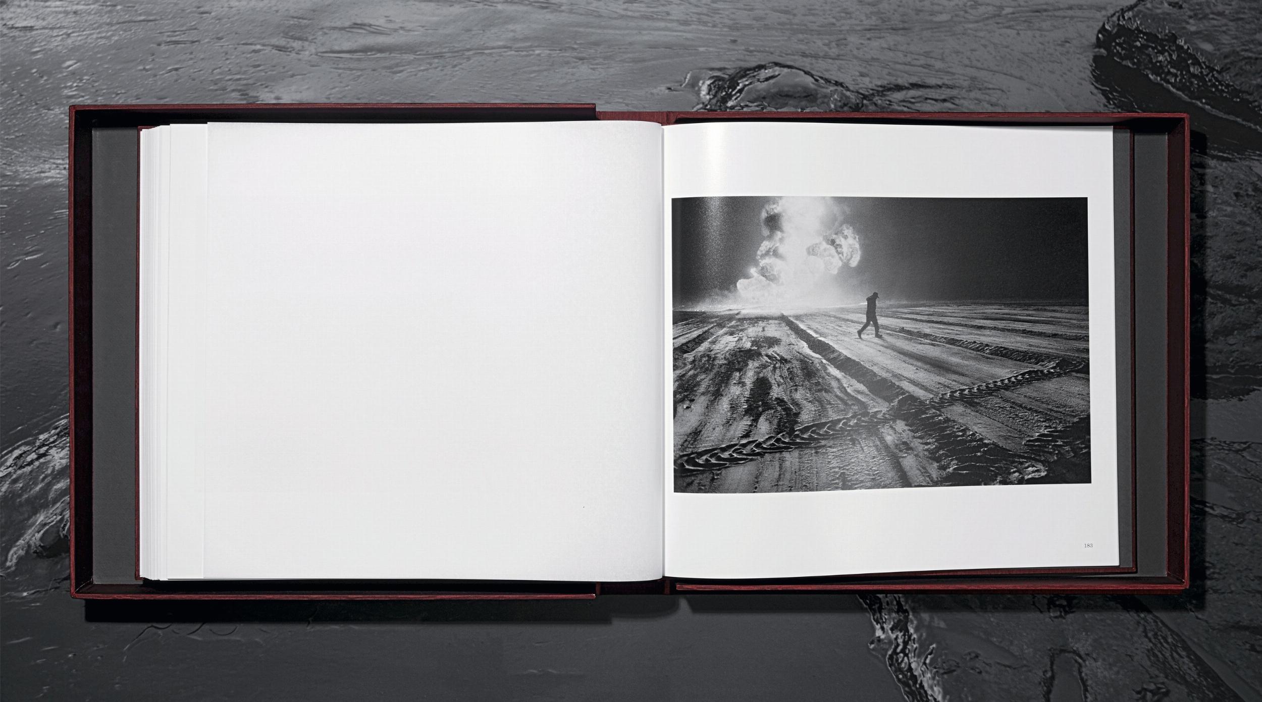 Sebastião Salgado. Kuwait. A Desert on Fire - Image 16 de 17